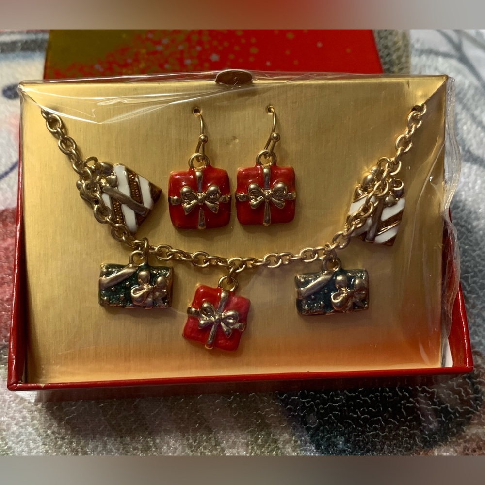 NIP AVON CHRISTMAS PRESENTS BRACELET AND EARRING SET w/ GIFT BOX